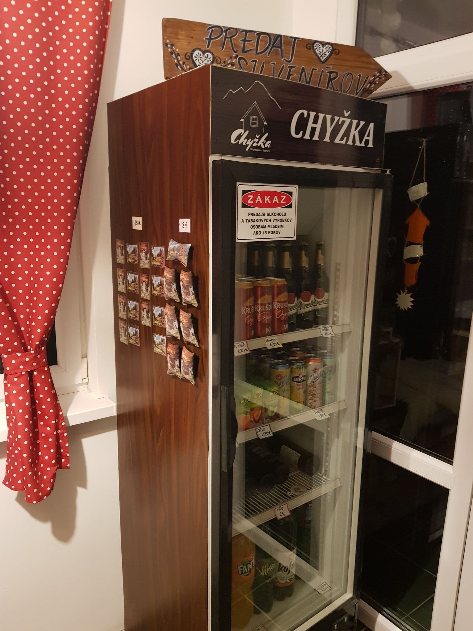 Minibar s nápojmi v Chyžke