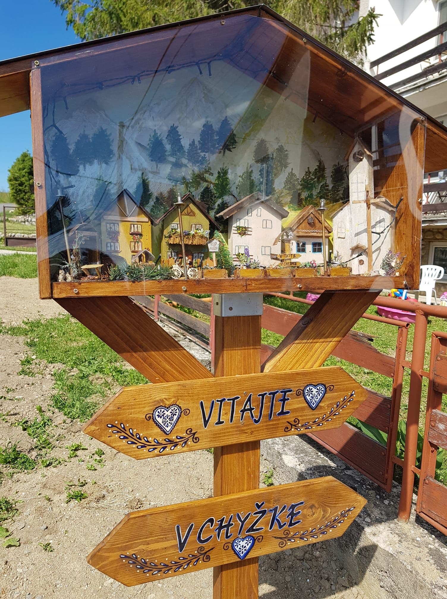 Vonkajší areál a uvítací fotopoint pri Chyžke