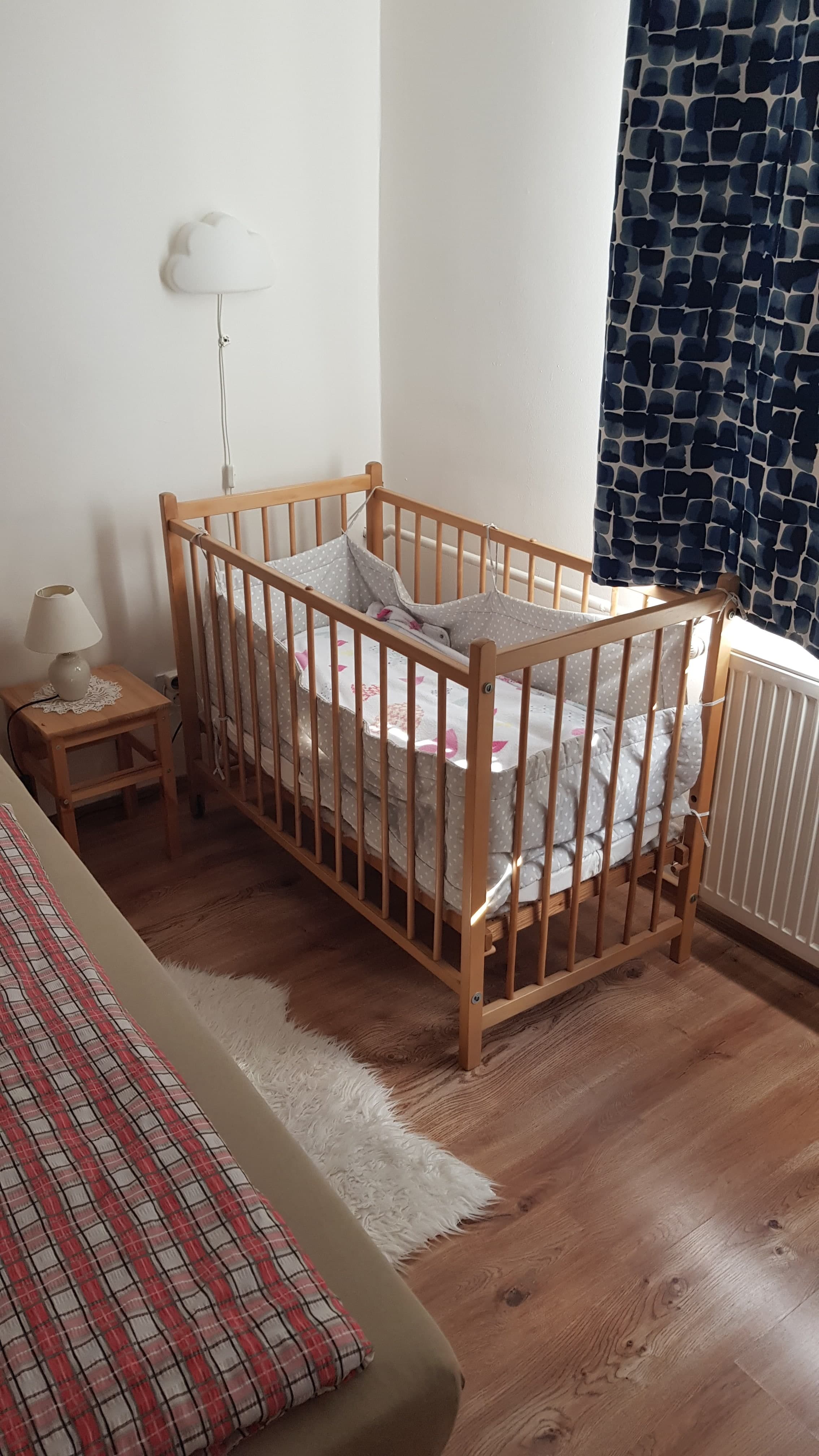 Detská postieľka pripravená v rodinnom apartmáne